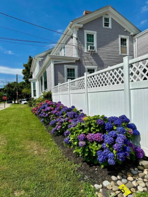 Cheerful Historic 3 BR Townhouse - Downtown Mystic